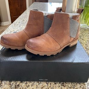Sorel Emelie Chelsea Boots. Women’s Size 6. Nearly new. Original box/packaging.